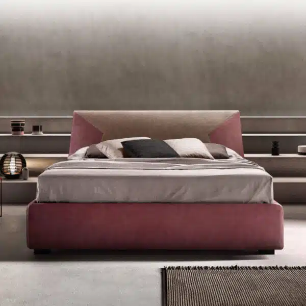Letto matrimoniale moderno rosa in tessuto, testiera bicolore, design italiano ed elegante.