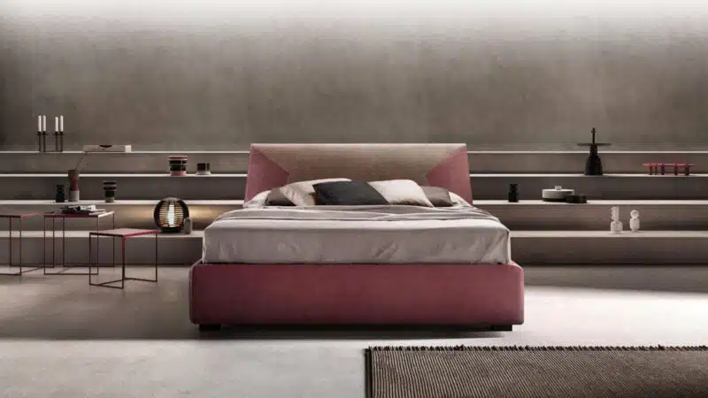 Letto matrimoniale moderno rosa in tessuto, testiera bicolore, design italiano ed elegante.