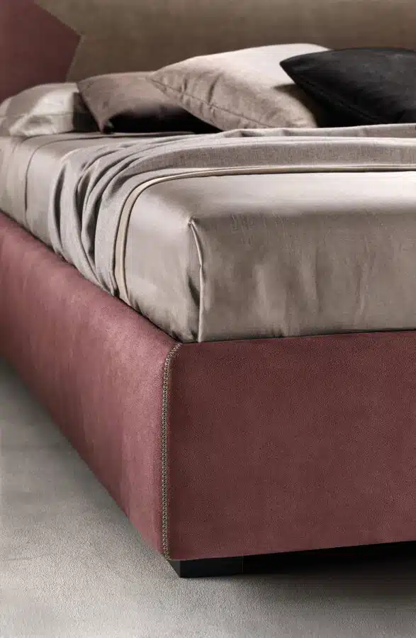 Letto Samoa moderno, rivestimento in tessuto rosa antico, testiera grigio. Design Made in Italy.