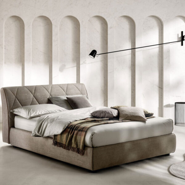 Letto Matrimoniale modello KILT Samoa in tessuto, visto di tre quarti in una camera da letto moderna.