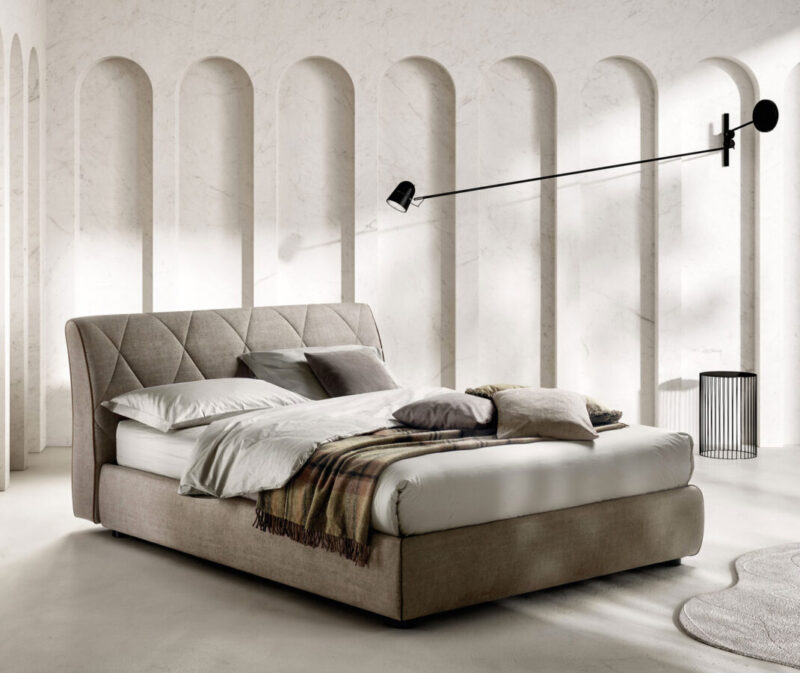Letto Matrimoniale modello KILT Samoa in tessuto, visto di tre quarti in una camera da letto moderna.