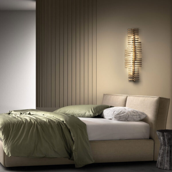 Letto Matrimoniale modello LIGHT Samoa in tessuto, visto di tre quarti in una camera da letto moderna.