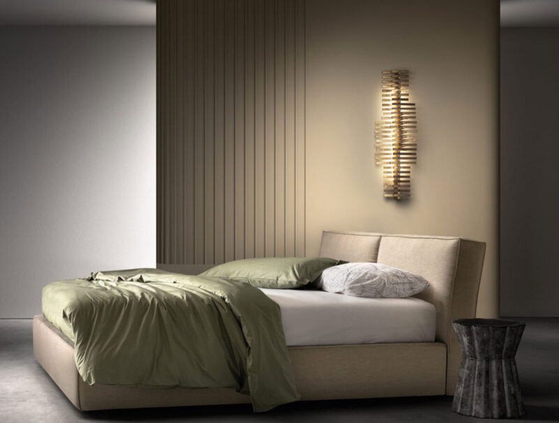 Letto Matrimoniale modello LIGHT Samoa in tessuto, visto di tre quarti in una camera da letto moderna.