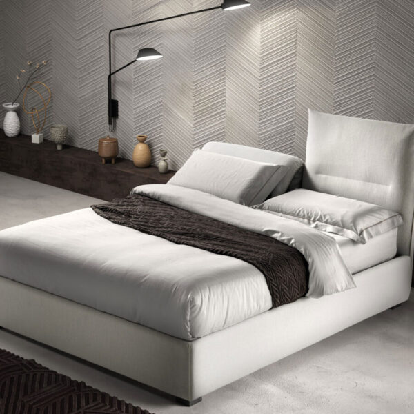 Letto Matrimoniale modello SHARP Samoa in tessuto, visto di tre quarti in una camera da letto moderna.