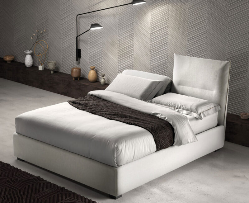 Letto Matrimoniale modello SHARP Samoa in tessuto, visto di tre quarti in una camera da letto moderna.