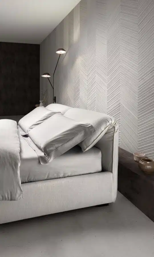Samoa Sharp: letto matrimoniale moderno, testiera imbottita con cuciture sartoriali, dettaglio tessuto beige, Made in Italy.