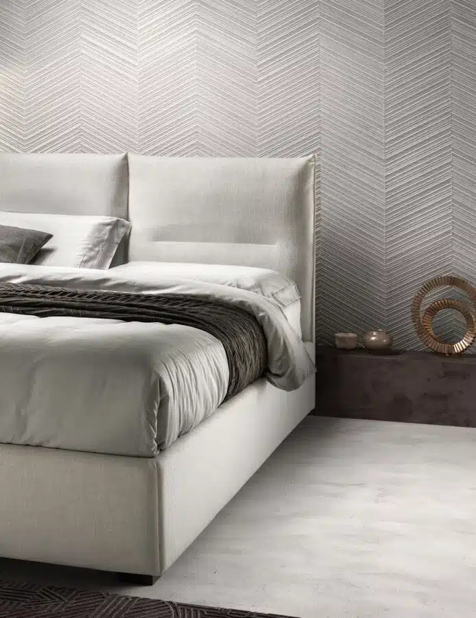 Letto Matrimoniale Samoa Sharp: design moderno, testiera imbottita in tessuto grigio, vista frontale camera da letto.
