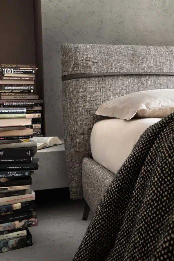 Letto Matrimoniale Samoa Relaxed - Design Italiano, vista frontale in camera moderna