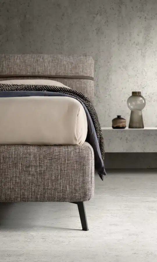 Samoa Relaxed letto matrimoniale, testiera imbottita in tessuto grigio, dettaglio cuciture