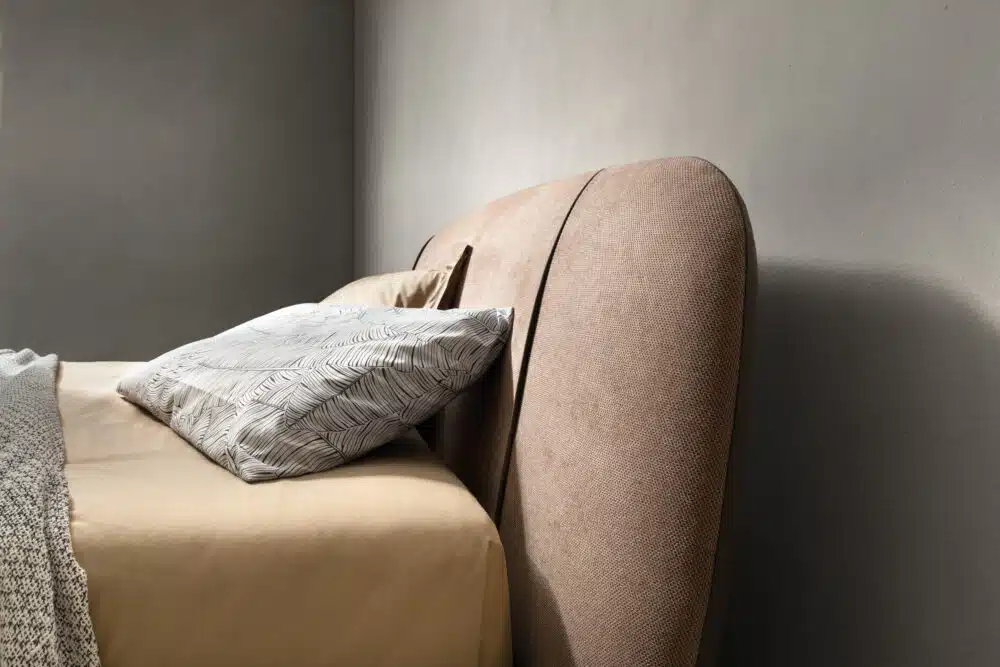 Samoa SET letto matrimoniale, testiera imbottita in tessuto grigio, dettaglio cuciture accurate.