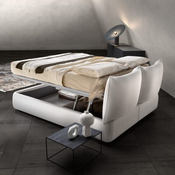 Letto Matrimoniale modello ZEN Samoa in tessuto, visto di tre quarti in una camera da letto moderna.