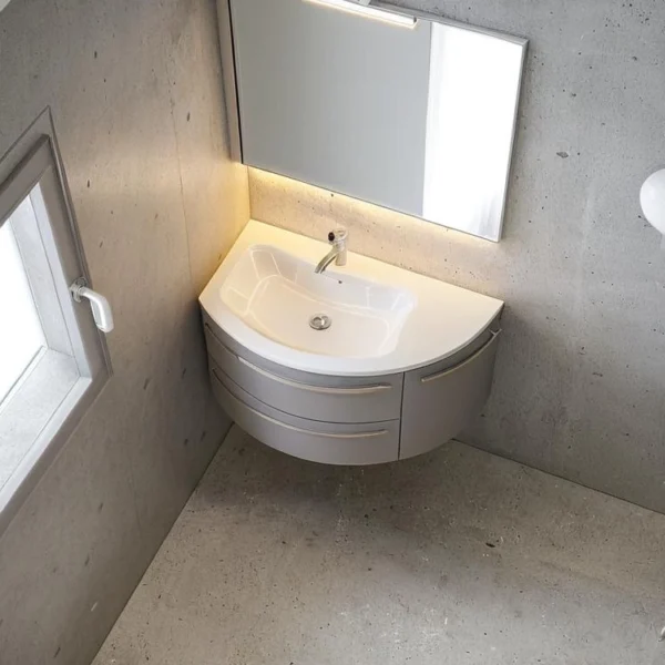 Mobile bagno curvo salvaspazio ELY W713 di ARCOM con top e lavabo integrato.