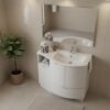 Bagno moderno con lavabo curvo