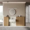 Mobile bagno moderno, lavabo monolite in marmo e legno, specchio rotondo illuminato.