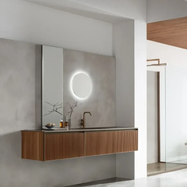 Mobile bagno sospeso legno rovere scanalato, top pietra, specchio illuminato, stile nordico.