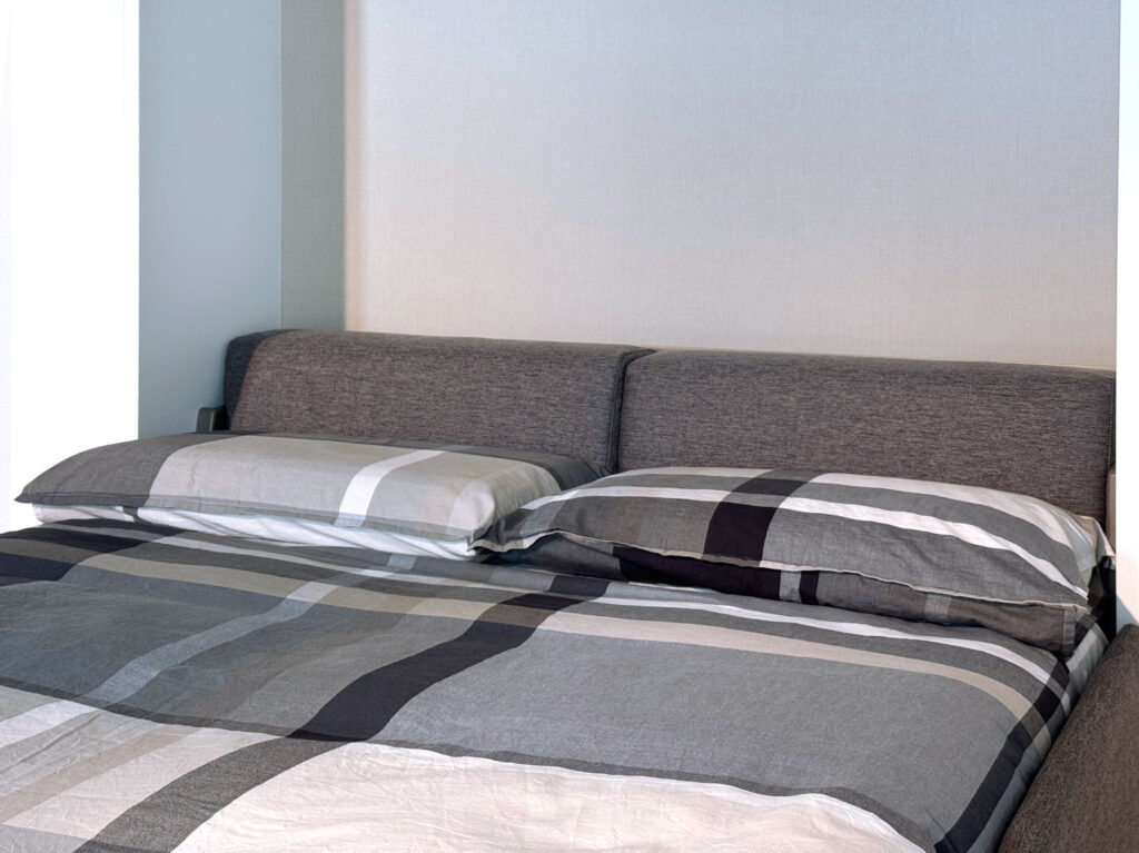 Letto matrimoniale a scomparsa 160 Versia con divano e mensola argilla