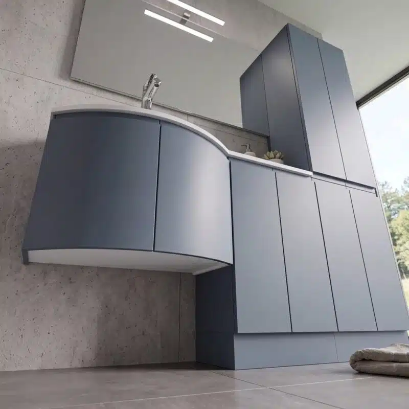 Dettaglio mobile bagno curvo Arcom Soul Ceruleo con colonna, zoccolo a terra in tinta