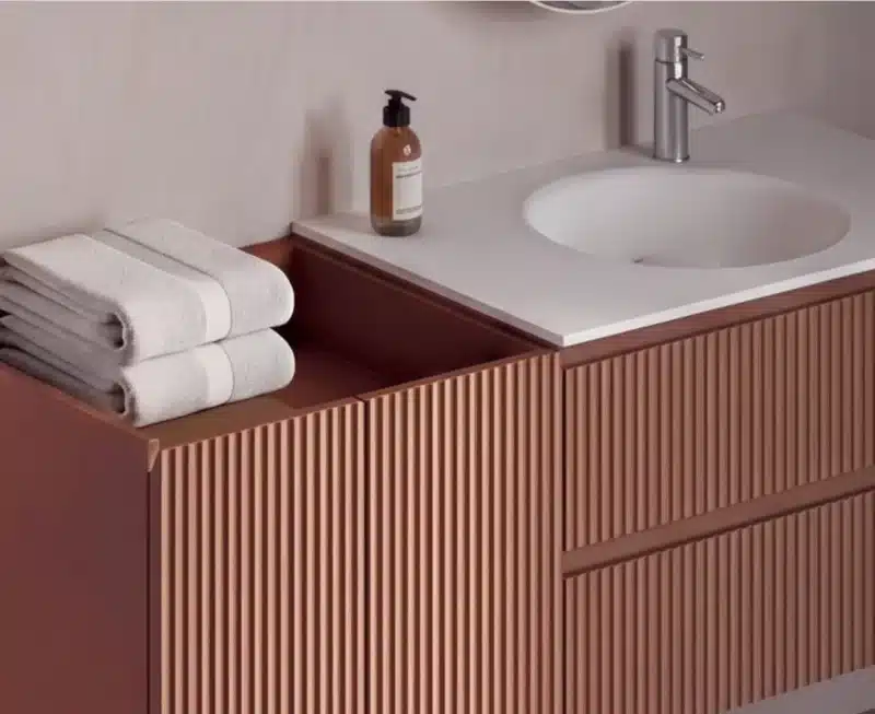 Dettaglio del lavabo Flexi in Corian e dei frontali cannettati della Serie X Compab