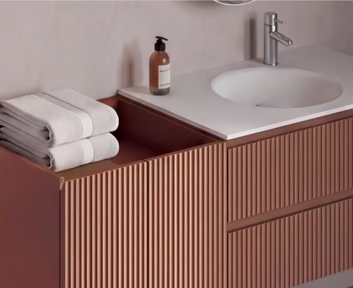 Composizione Bagno Cannettata 145 cm Compab Serie X 2 Dettaglio del lavabo Flexi in Corian e dei frontali cannettati della Serie X Compab