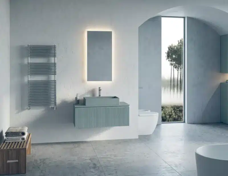 Composizione bagno Serie X Compab 95 cm in ambiente luminoso con specchio Digit retroilluminato