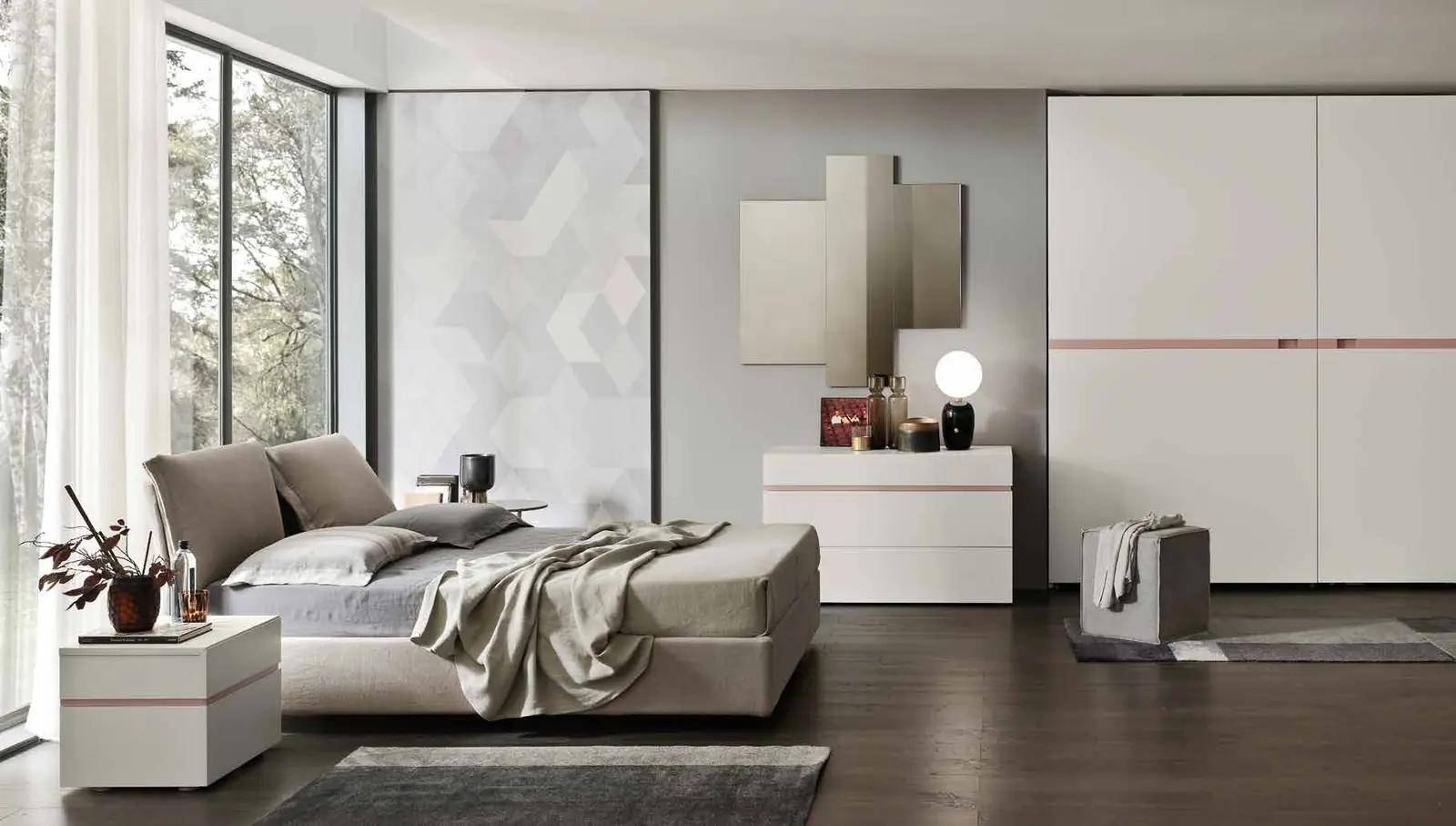 Foto del catalogo Maronese: letto Lola in tessuto Lino Naturale 548, gruppo Street in melaminico Ghiaccio con inserti laccato opaco Cipria. L'armadio che si vede nella foto non è compreso: per questa camera proponiamo l'armadio Facile, qui sotto.
